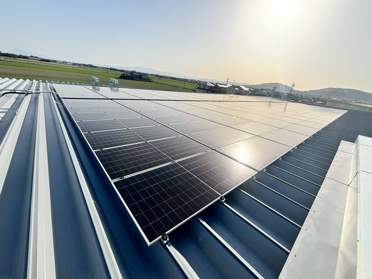 工場屋根に設置した自家消費型太陽光発電パネル
