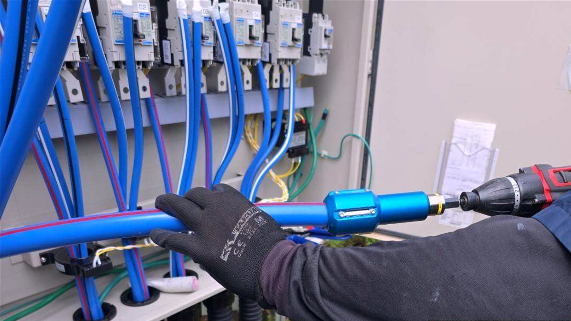 分電盤の配線など、産業用太陽光の電気工事・エンジニアリングの様子